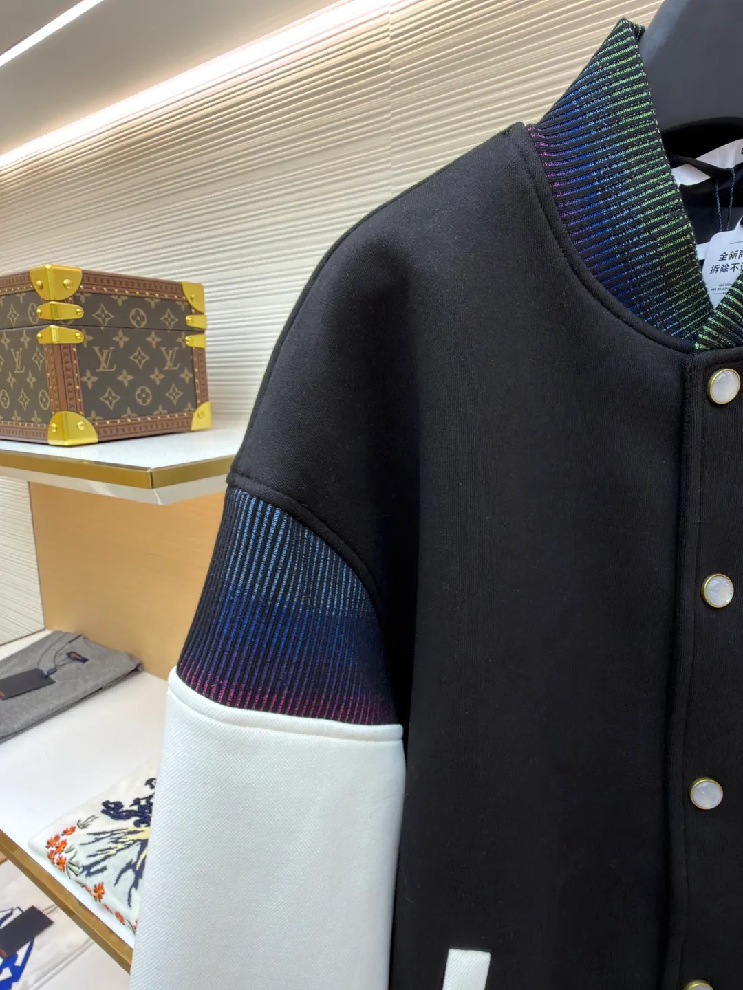 LOUIS VUITTON cotton knitted belted jacket baseball uniform ●Original version: 22000 purchased and developed ●Item number: 1681190-B90 ●Fabric: combed cotton double-strand pique fabric ●Technology: embroidery production ●Color: black and white ●Version: fitted version ●Weight: about 1190 ●Size: 46-48-50-52 ●Description: Made of wool blended fabric and leather splicing, the wool fabric is crisp and stylish, the leather part has a delicate texture, the splicing stitches are even, the transition is natural, and it highlights the exquisite clothing craftsmanship. - Embroidery technology: The embroidery stitches of the brand logo on the chest are fine, the pattern is clear, and it is highly integrated with the fabric, enhancing brand recognition. The pearl white resin buttons have a high-end texture, are harmonious with the overall style, and have strong durability; the ribbed collar, cuffs, and hem are made of high-elastic knitting technology, which has good elasticity, is comfortable to wear, and can effectively prevent wind. Classic baseball cut with a clean and stylish silhouette. Double thread reinforcement is used during sewing, the body is smooth and compliant, and the lines are straight, reflecting the brand's rigorous clothing making standards. The overall wiring is straight and delicate, the fabric is comfortable and soft, and the color is consistent without color difference. It can be matched with the same style to create a fashionable look and control various occasions. Customized accessories, complete with three standards, same style for men and women!